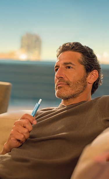 شاب يفتح علبة هدية IQOS